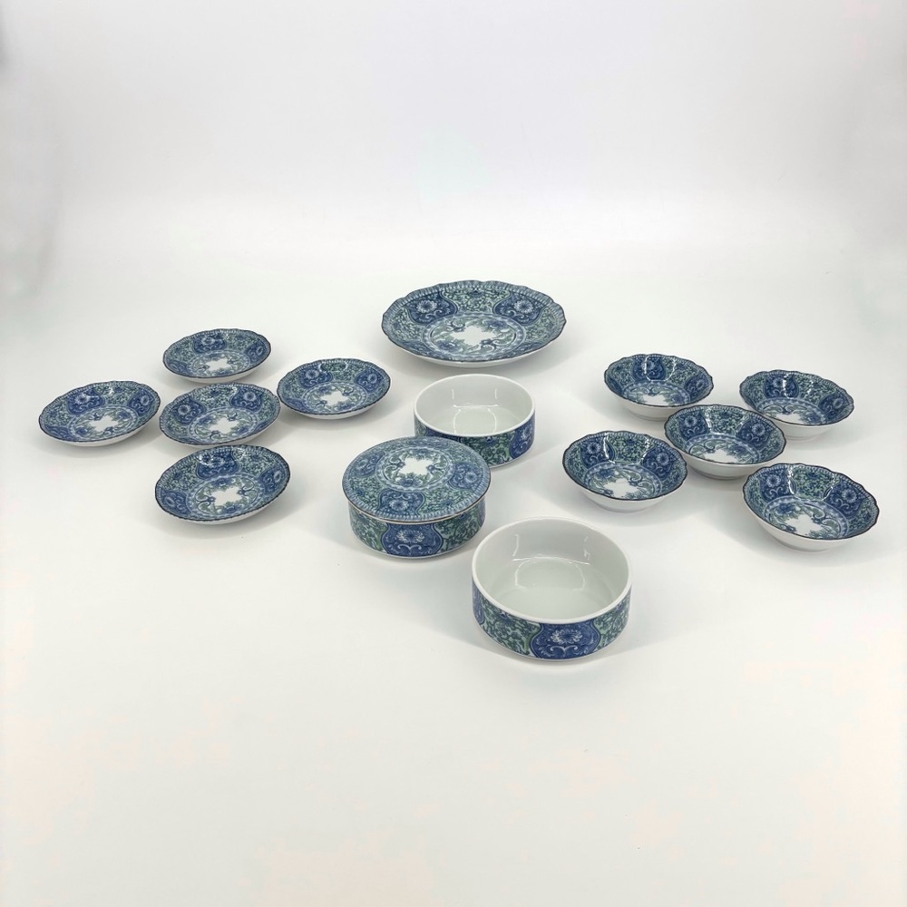 Aito Old Imari Arabesque Blue, Green, & White Porcelain 15 Piece Dinnerware Set